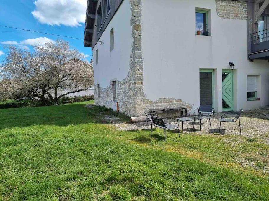 Logement Dans Maison + Exterieur Orchamps-Vennes Exterior foto